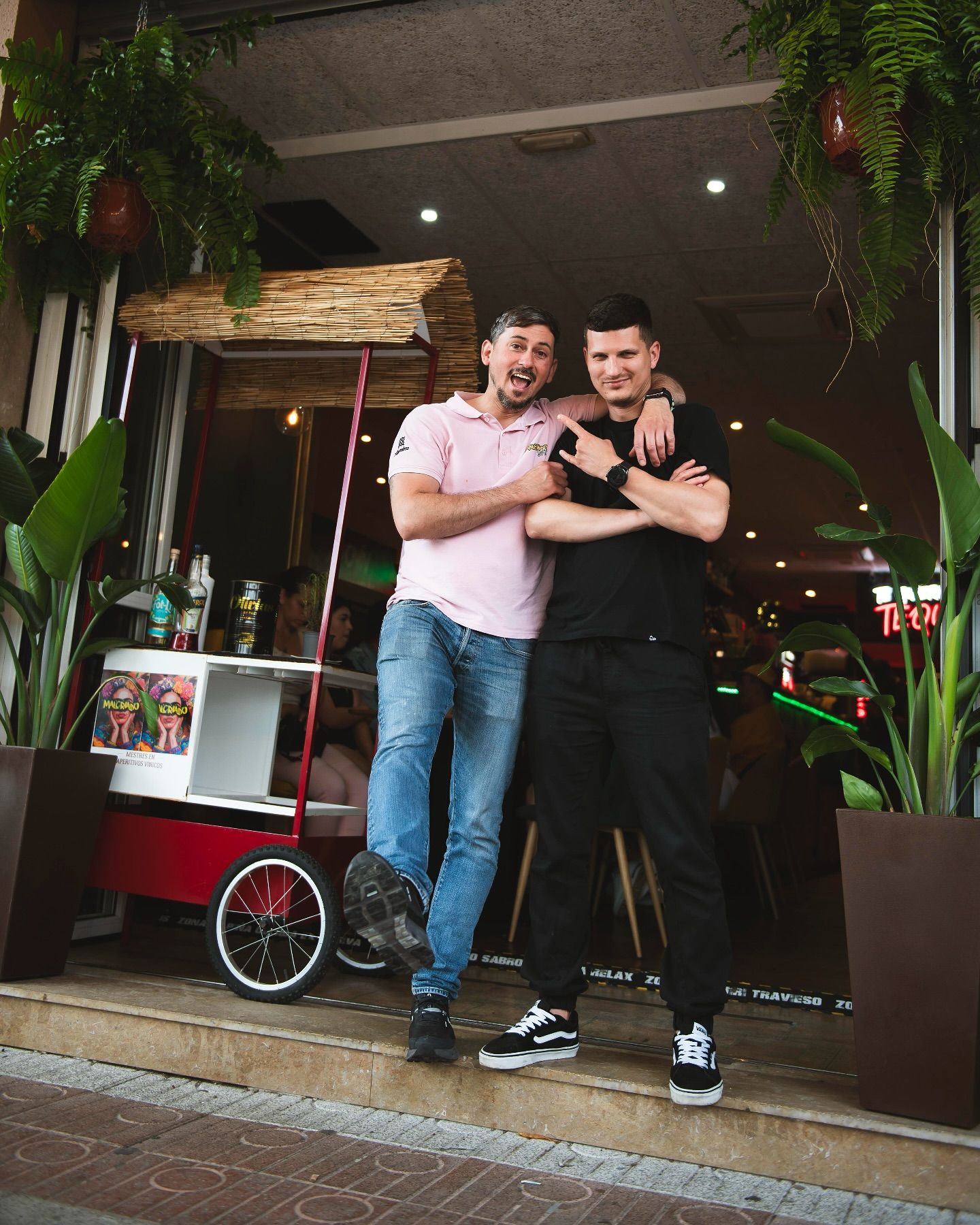 El equipo de Malcriado en la puerta del local